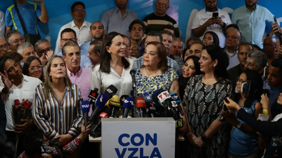 María Corina Machado al presentar a la candidata Corina Yoris.