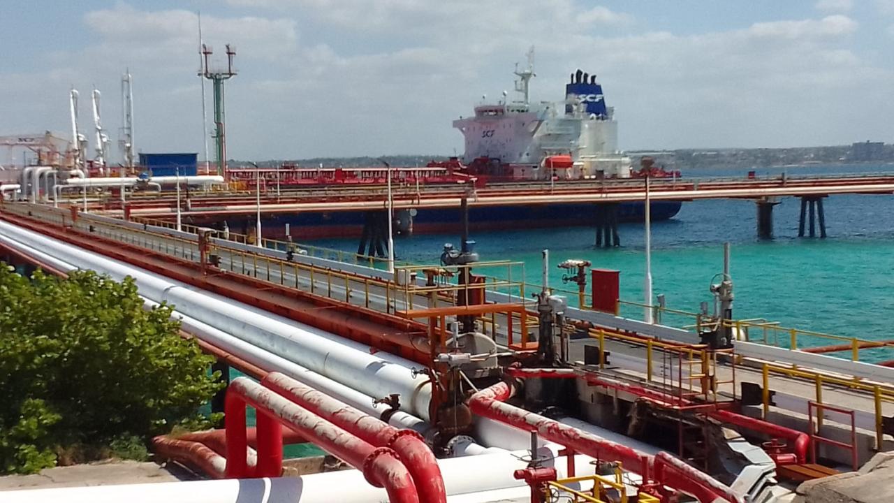 El buque NS Concord con petróleo de Rusia, atracado en Matanzas.