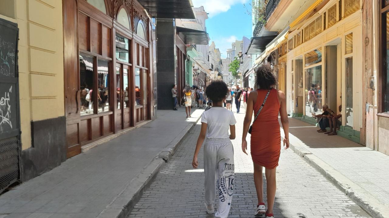 Mujeres cubanas por una calle de La Habana.