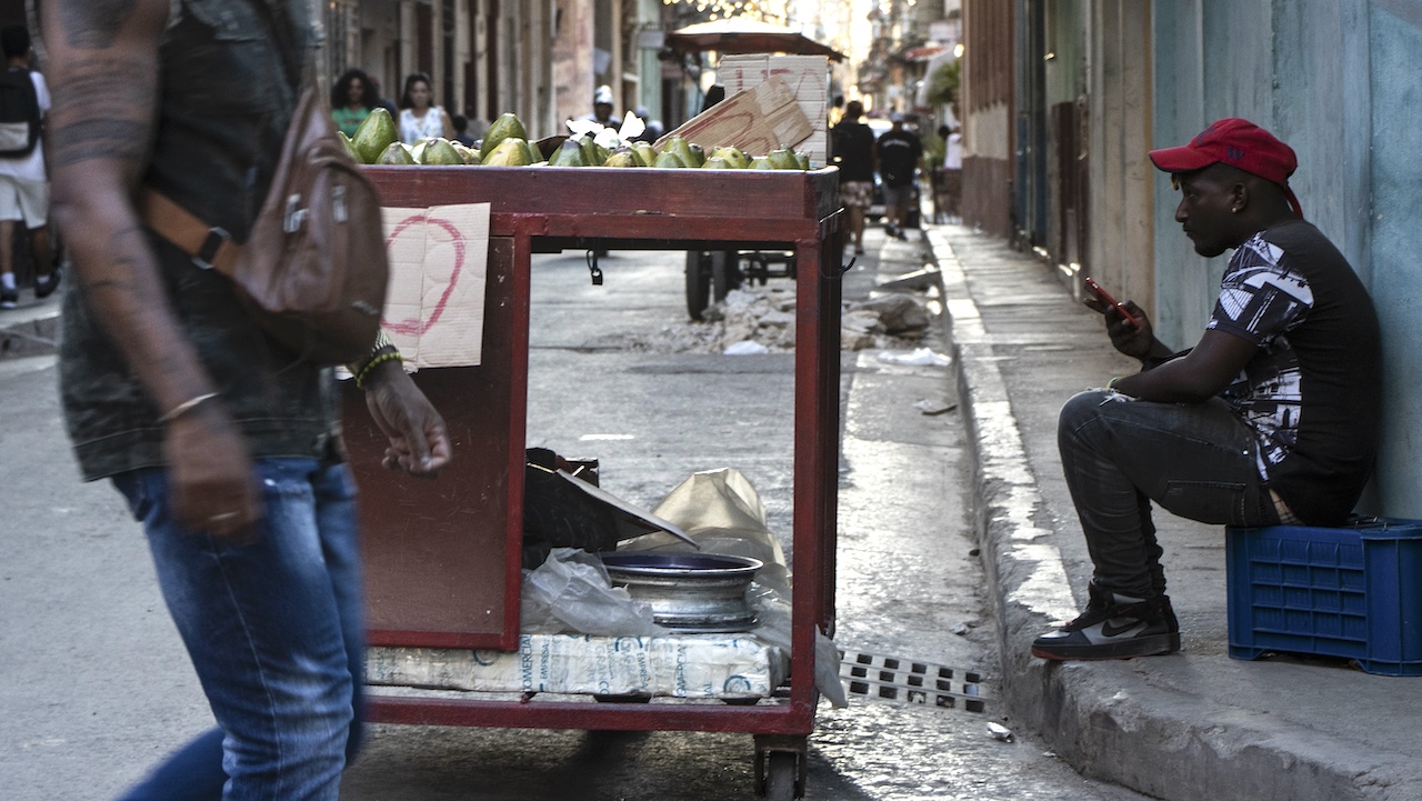 Un vendedor en La Habana.