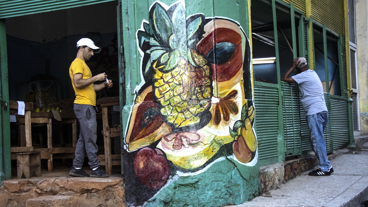 Dos hombres en un establecimiento en La Habana.