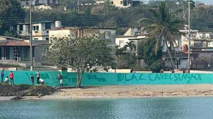 Carteles antigubernamentales pintados en la playa El Tenis, de Matanzas, el 18 de marzo de 2024.