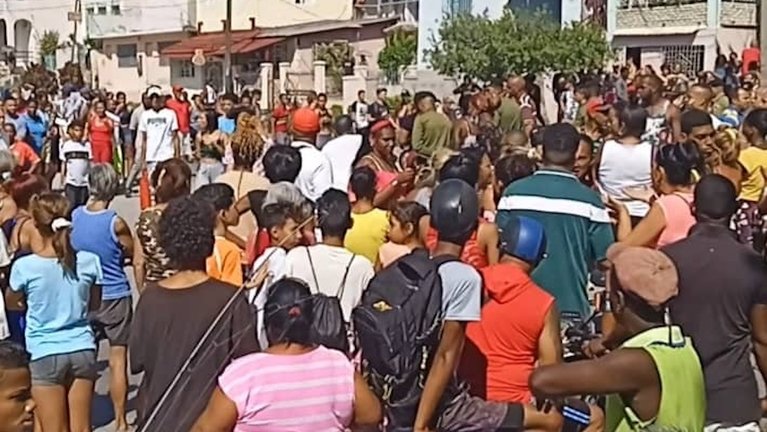 Manifestantes en Santiago de Cuba el domingo 17 de marzo.