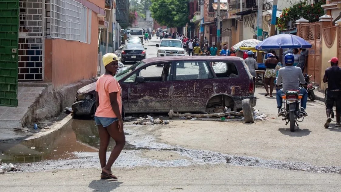 Habitantes circulan por el centro de la ciudad en Puerto Príncipe (Haití).