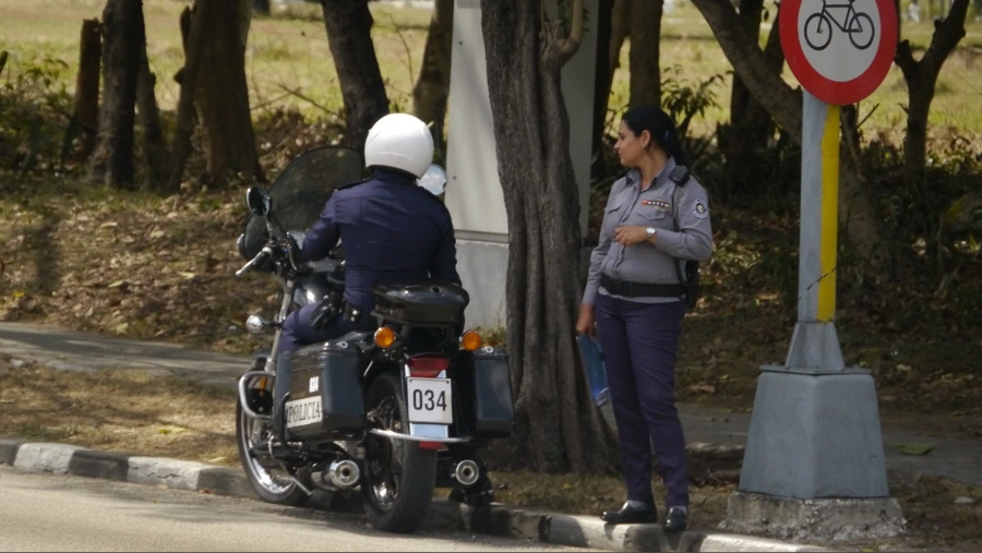 Dos  policías en Cuba.