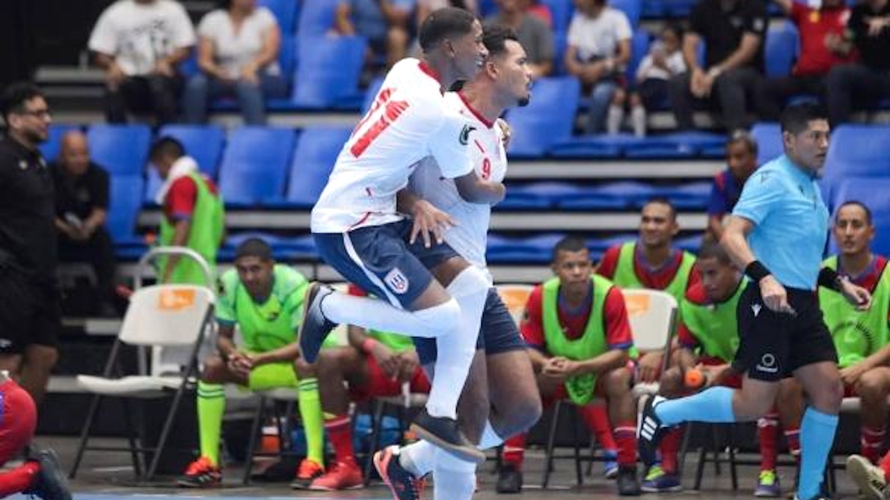 Jugadores cubanos celebran el pase a cuartos de final en el Premundial Futsal de la CONCACAF.