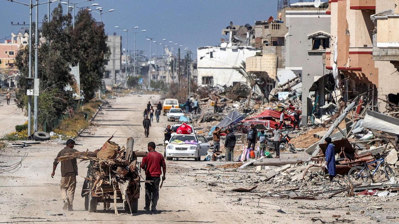 Residentes en Gaza caminan por la zona de Jan Yunis, al sur del enclave.