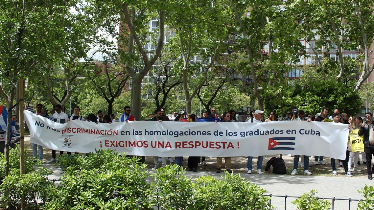 Médicos cubanos protestando frente al Ministerio de Universidades