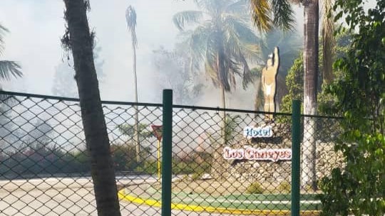 Humo de un incendio forestal alcanza al Hotel Los Caneyes en Santa Clara.