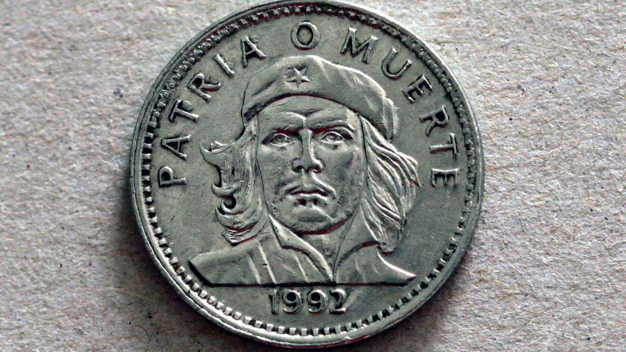 Moneda cubana con el rostro del Che Guevara.