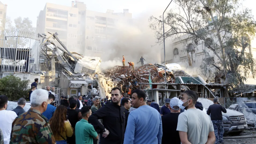 Ruinas del edificio atacado en Damasco el lunes.