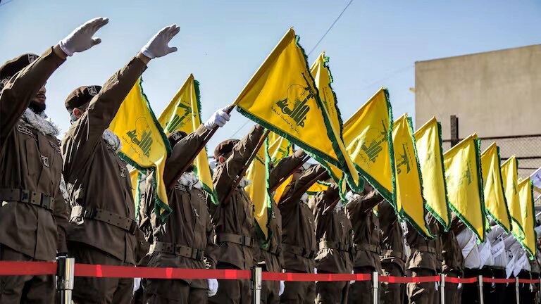 Miembros de Hezbollah en el funeral por sus camaradas caídos en los ataques israelíes. 