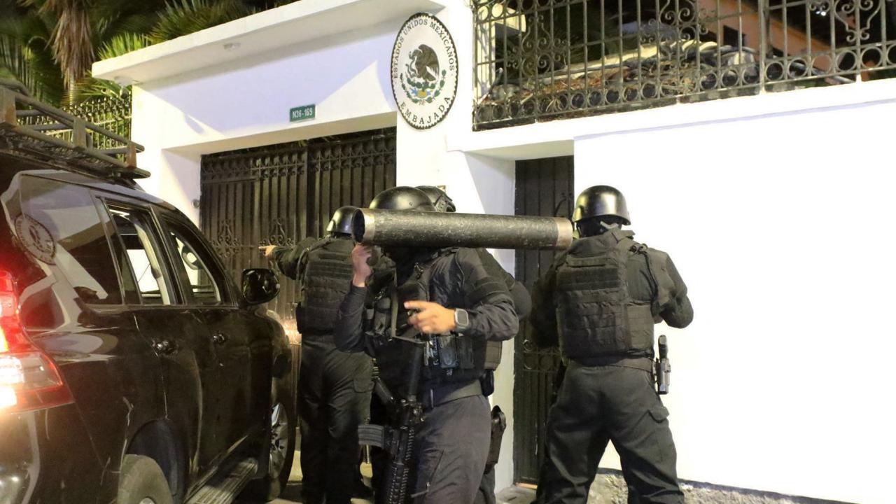 Momento del asalto policial a la Embajada de México en Ecuador.