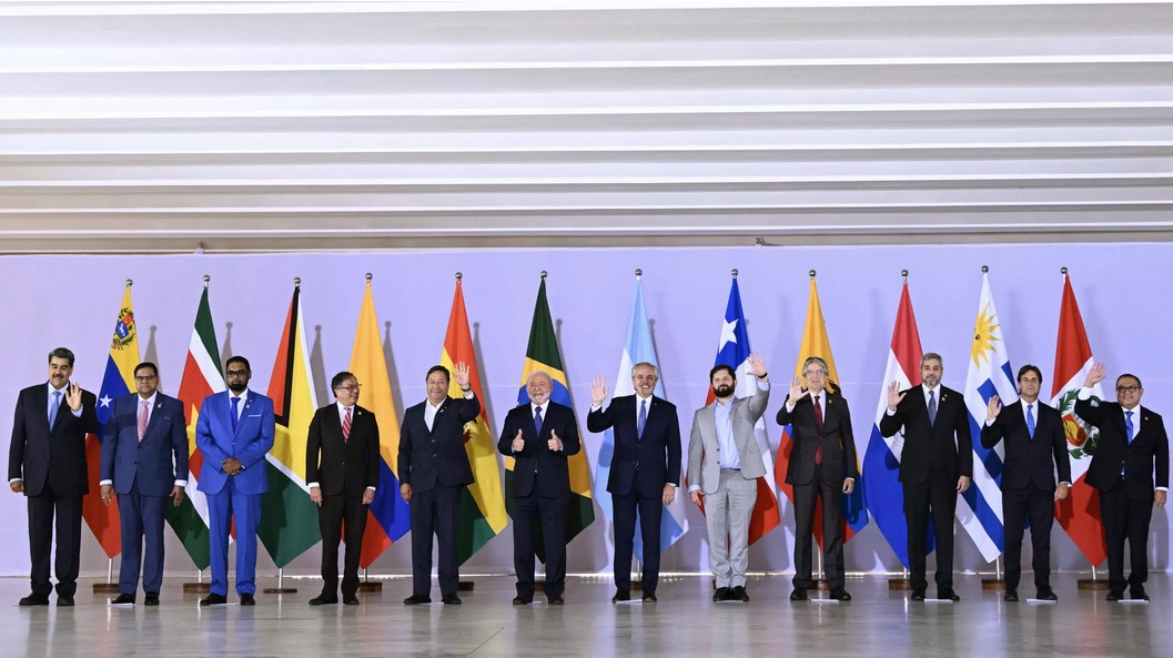 Presidentes sudamericanos posan en una foto oficial de una cumbre en Brasilia.
