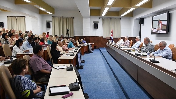 Miguel Díaz-Canel preside reunión sobre el estado de la educación superior en Cuba.