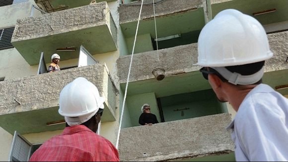 Microbrigadistas en construcción de un edificio.