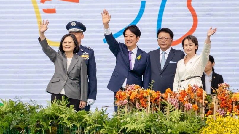  El presidente Lai Ching-te (centro), acompañado por la vicepresidenta Hsiao Bi-khim (derecha) y la expresidenta Tsai Ing-wen, saluda a los simpatizantes tras ser juramentado al cargo el 20 de mayo en Taipéi.