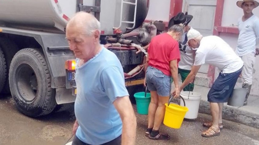 Pipa de agua en Sancti Spíritus.