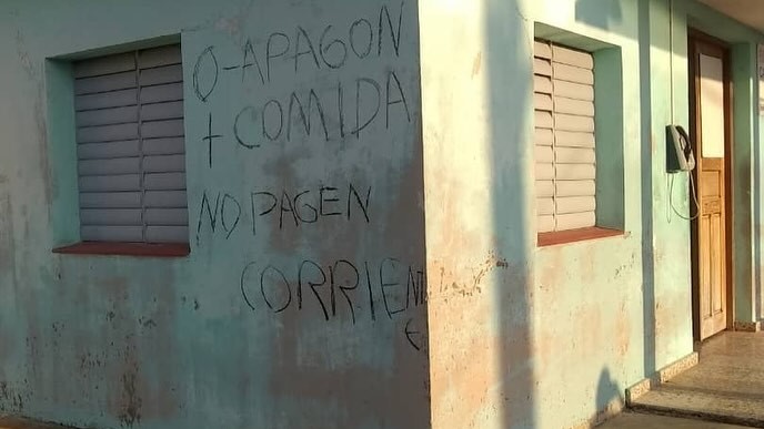 Una pintada en una funeraria de Unión de Reyes, Matanzas.