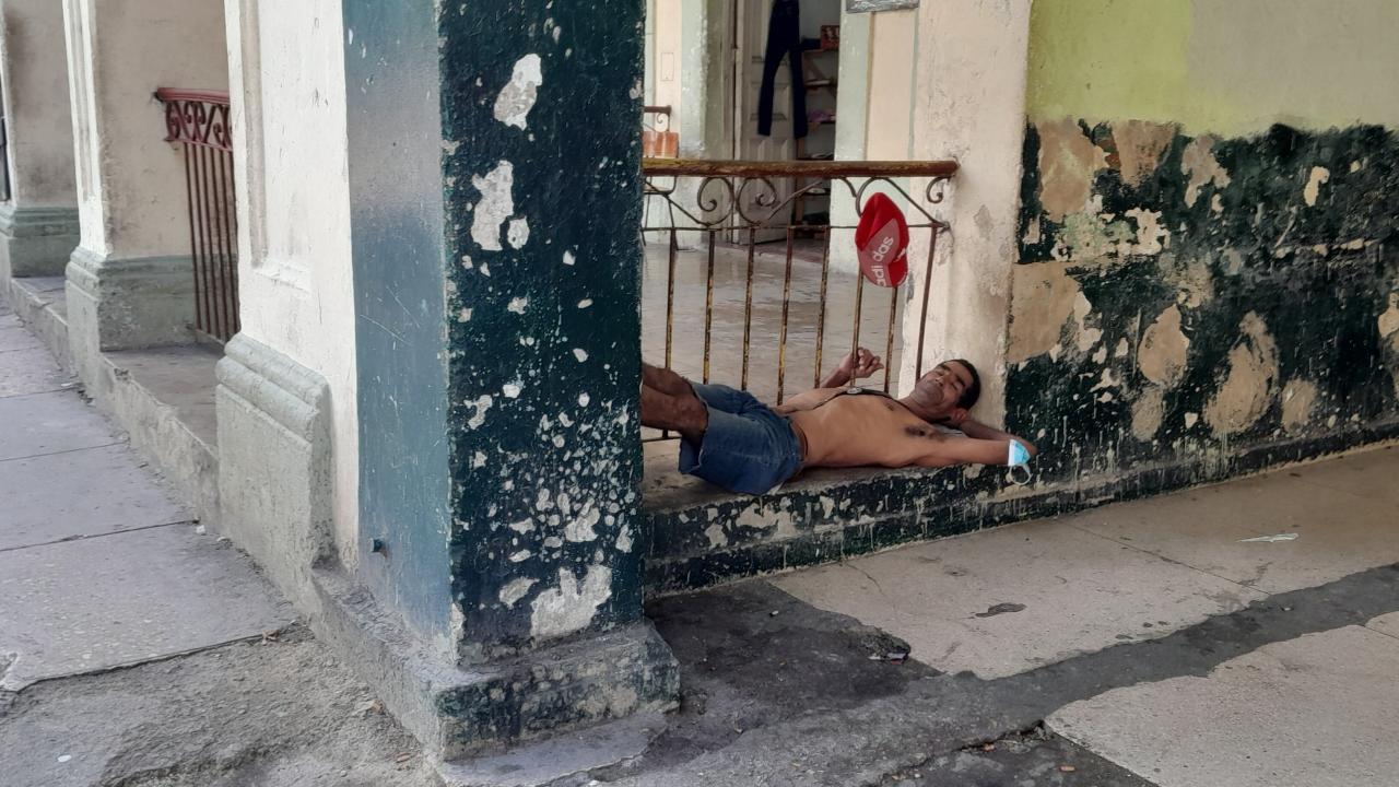 Un hombre en una calle de La Habana.