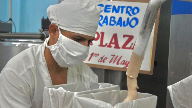 Un trabajador de la Empresa de Productos Lácteos de Holguín.