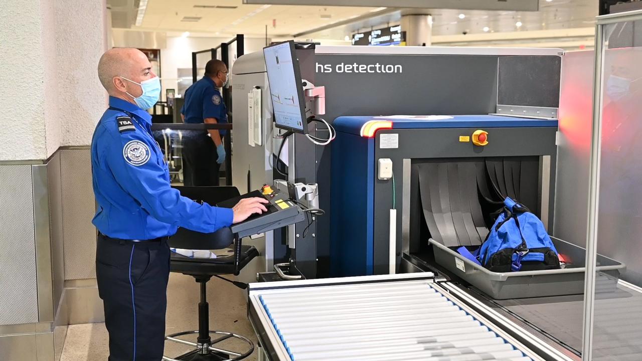 Escáner 3D de equipajes en el Aeropuerto Internacional de Miami.