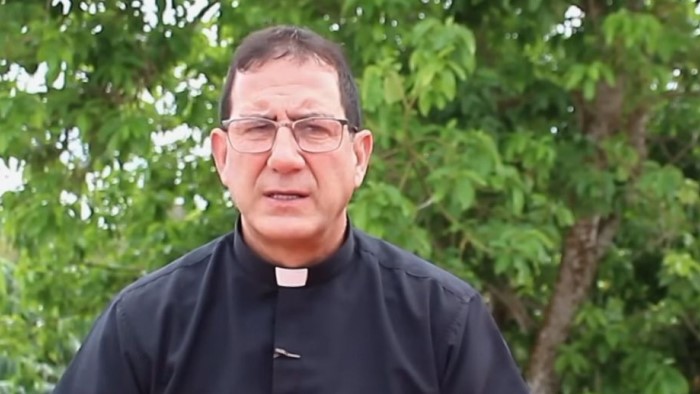 El sacerdote católico cubano Alberto Reyes.