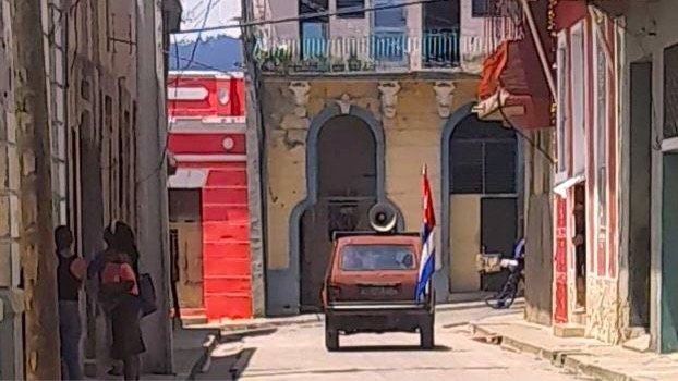 Carro oficialista en Santiago de Cuba