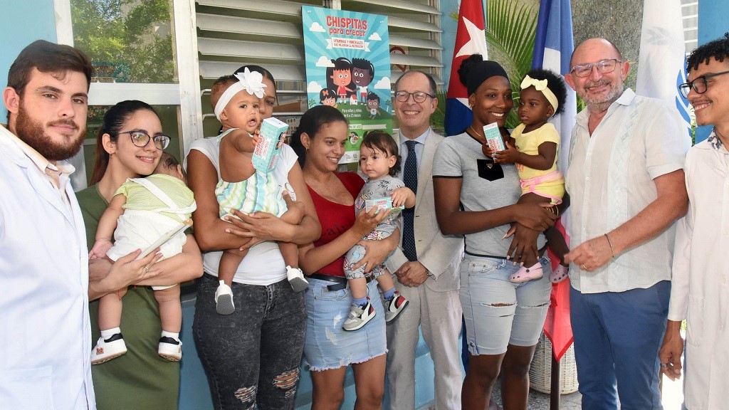 Entrega del suplemento nutricional para bebés en un policlínico cubano.