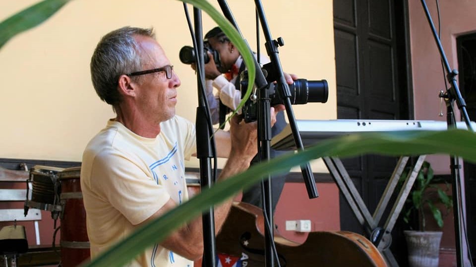 Demian Rabilero operando una cámara.