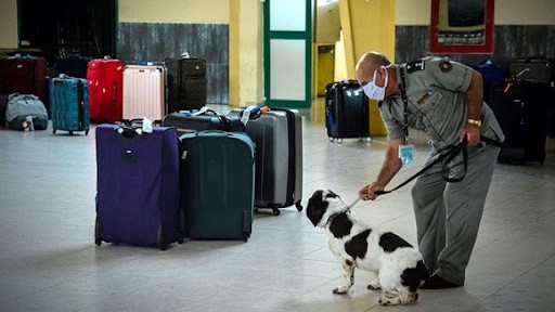Agente de la Aduana de Cuba en un aeropuerto.