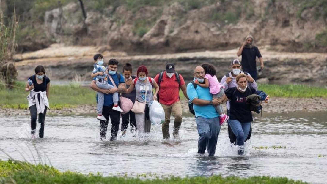 Migrantes cubanos cruzan el río Bravo para entrar a Estados Unidos. 