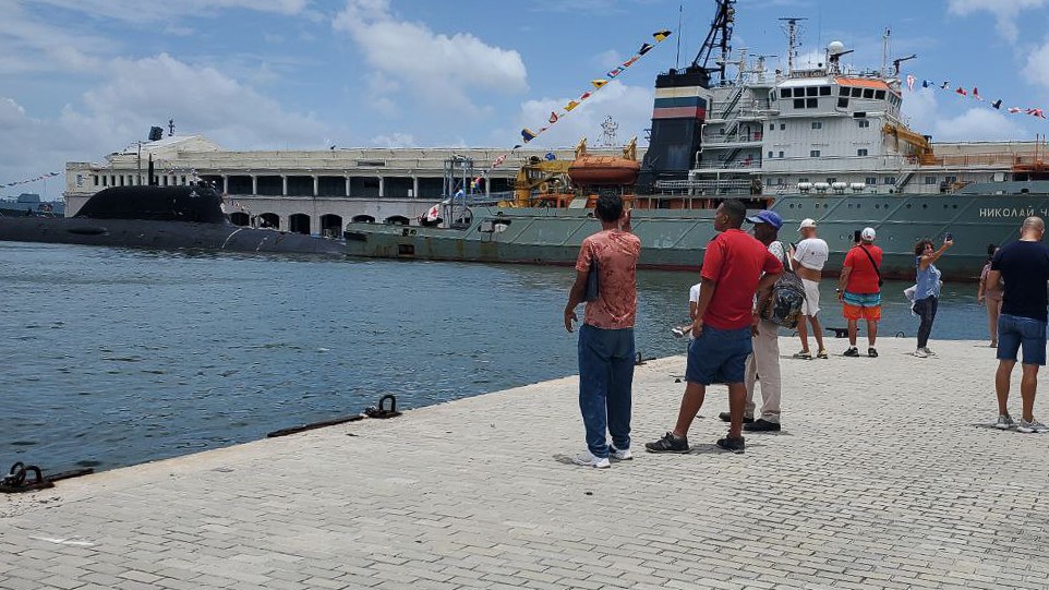 El submarino Kazán y uno de los barcos de la flotilla rusa en La Habana.