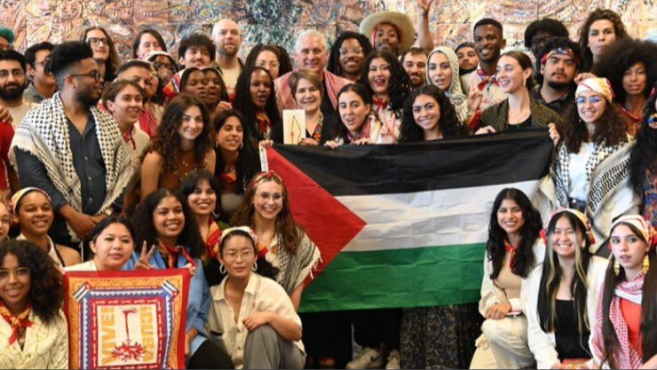 Miguel Díaz-Canel con el pañuelo de Palestina y rodeado de jóvenes procastristas estadounidenses.