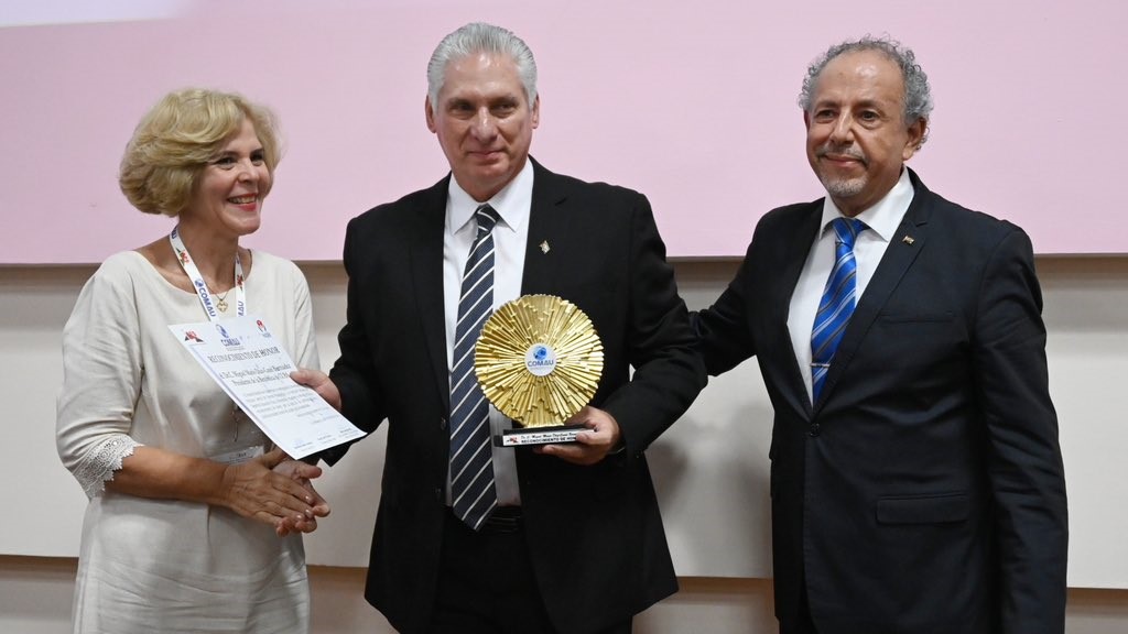 Díaz-Canel recibe un premio en el Congreso Ciencia y Educación.