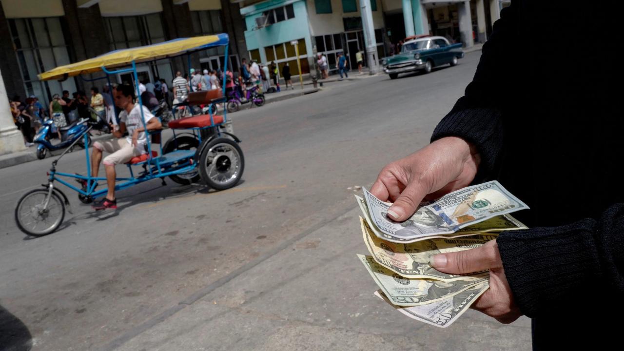 Dólares en mano en La Habana. 