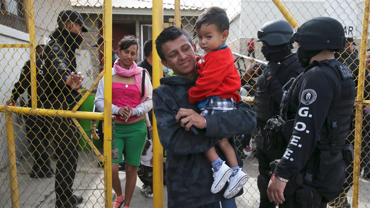Familias de emigrantes salen de un refugio en Piedras Negras, México.