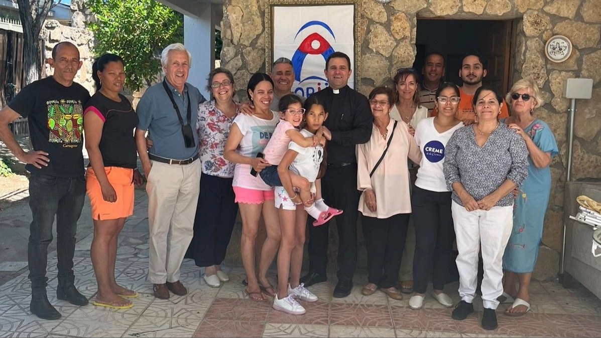 El padre Bladimir Navarro Lorenzo junto a acogidos y voluntarios en la casa de acogida Cristo Rey, en Algete.