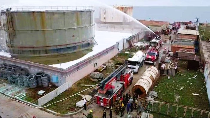 Labores de extinción del incendio en un tanque de petróleo de la CTE de Matanzas.