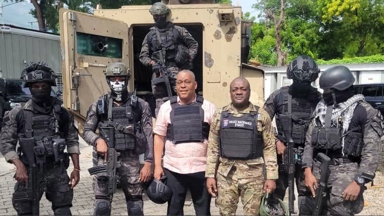 Al centro, Garry Conille, visitando el centro de Puerto Príncipe.