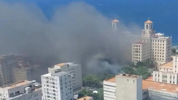 Humareda del incendio en el Hotel Nacional.