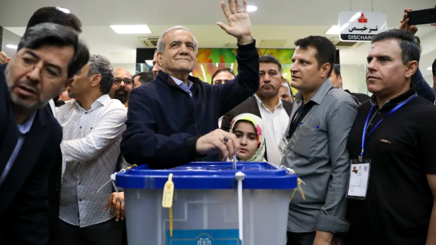El candidato reformista a la Presidencia de Irán, Masoud Pezeshkian, deposita su voto.