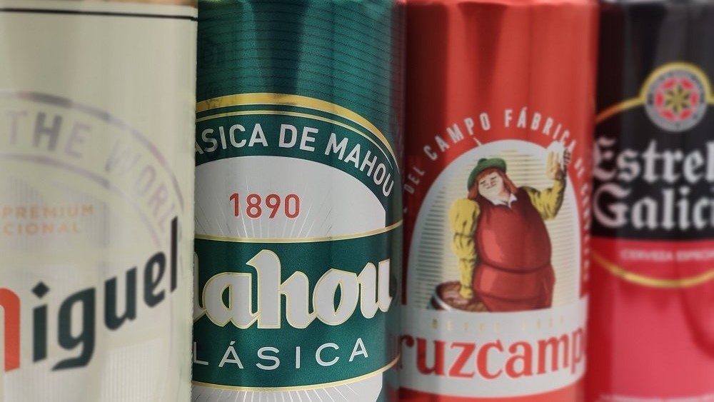Latas de diferentes marcas de cervezas españolas.