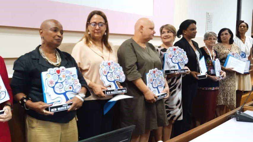 Lis Cuesta (cuarta de izquierda a derecha) recibe el premio "Mujer de Ciencia".