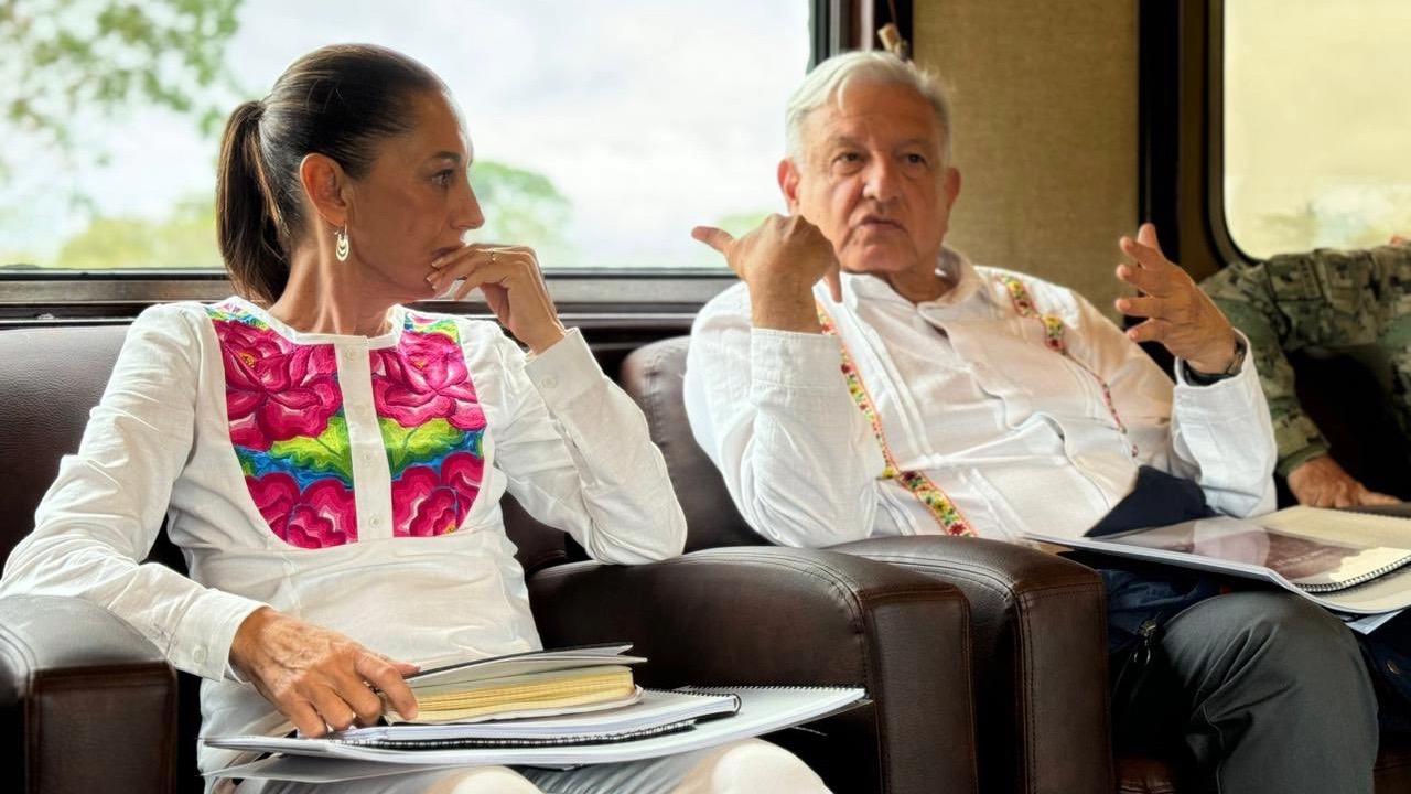 Claudia Sheinbaum y Andrés Manuel López Obrador recorriendo un tramo del Corredor Interoceánico.
