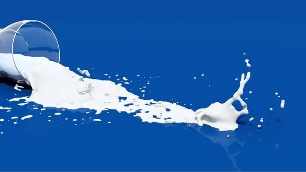 Un vaso de leche volcado.