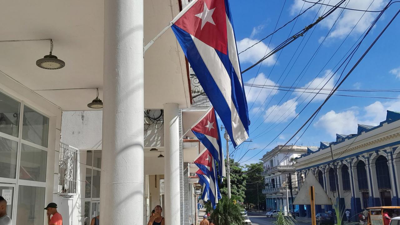 Banderas cubanas en una calle de la Isla.