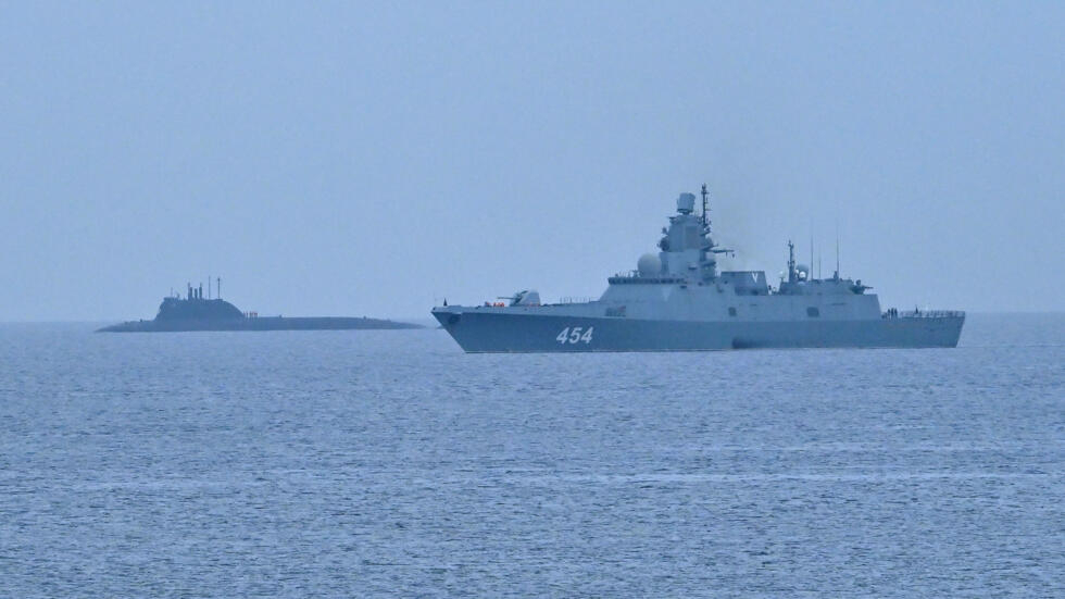 La fragata Almirante Gorshkov y el submarino nuclear Kazán frente a La Habana.