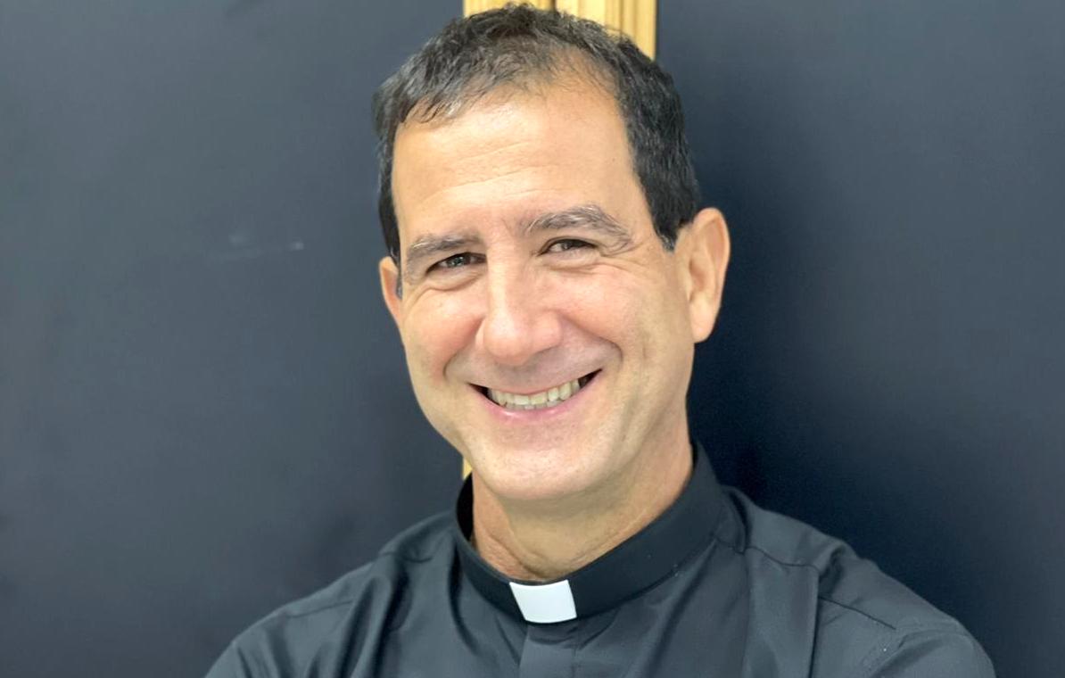 El sacerdote cubano Alberto Reyes.