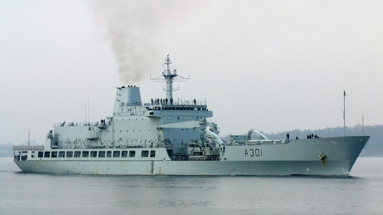 El buque sudafricano SAS Drakensberg.
